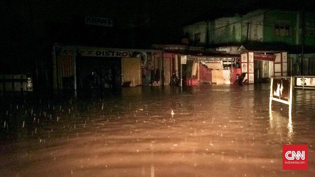 Jembatan yang menghubungkan empat desa di Kecamatan Menes, Pandeglang, Banten, ambruk akibat diterjang air sungai yang meluap sejak Senin (31/12) malam.