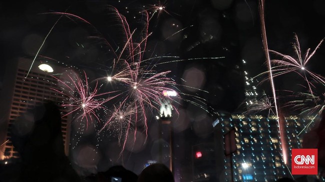 Warga Jakarta masih tampak ramai berkerumun di luar area crowd free night untuk menyambut malam pergantian tahun.