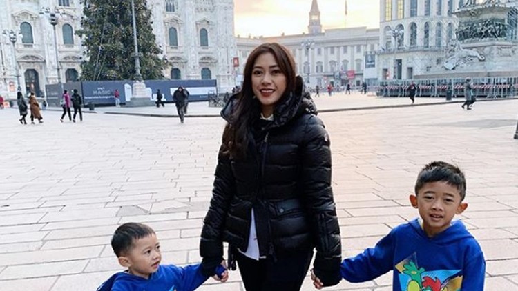 Zaman now semua ibu harus kreatif, Aliya Rajasa sampai membantu anaknya buat kostum sendiri.