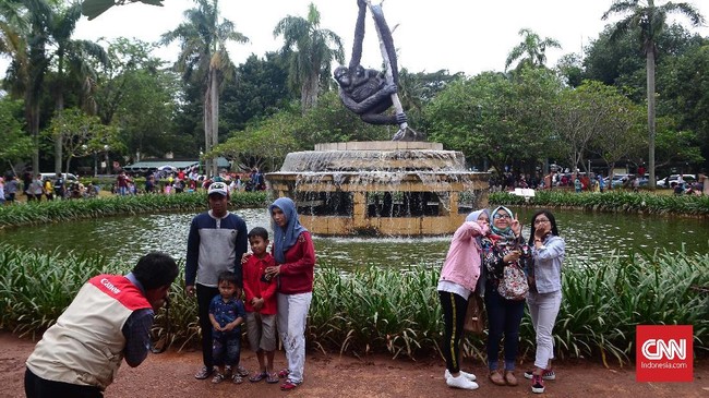 FOTO : Liburan Tahun Baru di Taman Margasatwa Ragunan