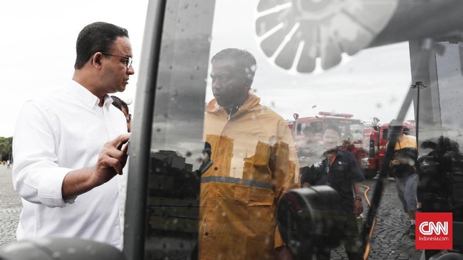 Anies Baswedan memenuhi panggilan Bawaslu untuk menjelaskan perihal pose dua jari yang sempat ia acungkan kala menghadiri Konferensi Nasional Gerindra di Bogor.