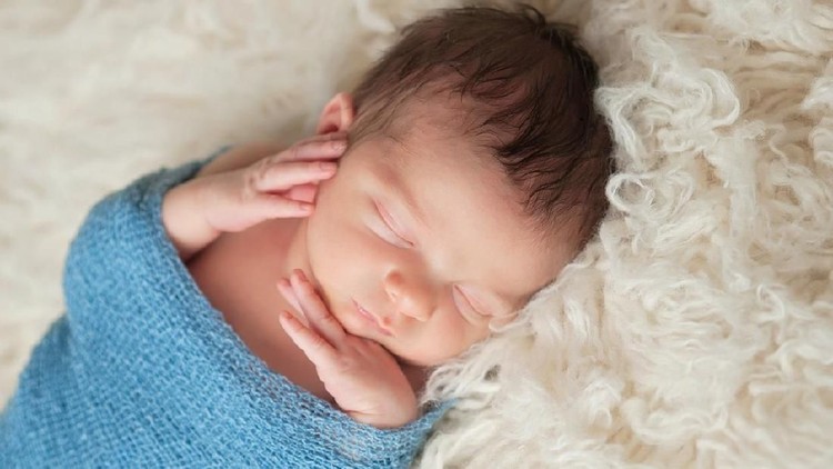 20 Nama Bayi Laki-laki yang Bermakna Sempurna Manusia memang nggak ada yang sempurna ya, Bunda. Tapi nggak ada salahnya memberi nama bayi laki-laki yang bermakna memiliki kesempurnaan.