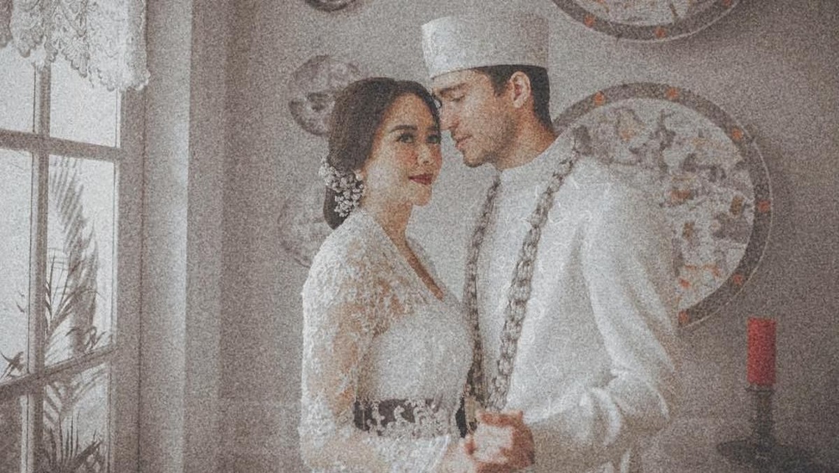 Pernikahan Aura Kasih dan Eryck Amaral berlangsung sederhana nan romantis pada 22 Desember 2018&period; Pasangan ini menikah dengan menggunakan adat Sunda&period;