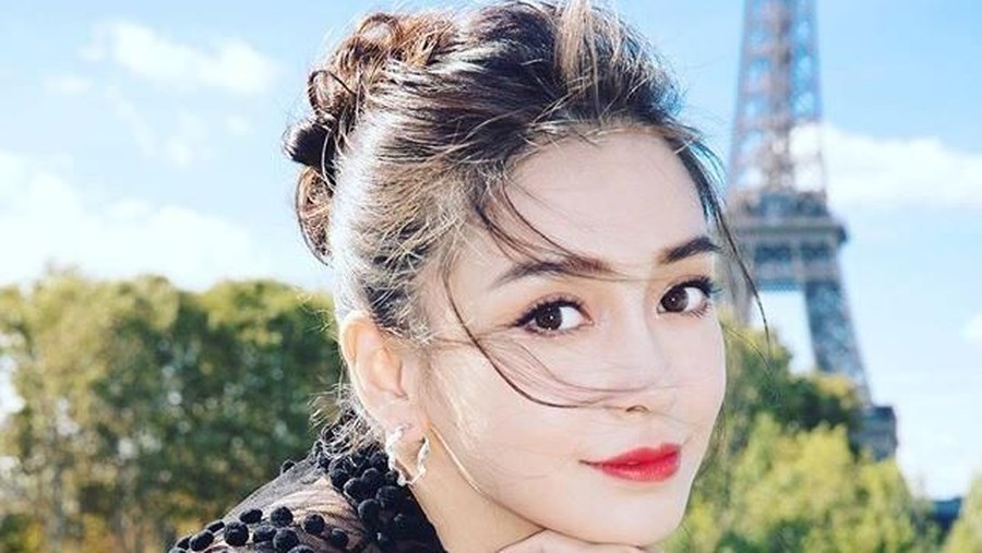 aktris asal China jadi kontroversi karena foto asisten berlutut saat gantikan sepatunya