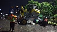 Warga Berangsur Pulang, Pasukan Oranye Bersihkan HI-Monas Warga Berangsur Pulang, Pasukan Oranye Bersihkan HI-Monas