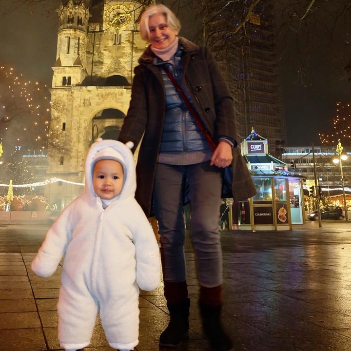 Cute banget! Baby Kai bareng Oma. Bocah setahun ini bikin gemas ya, Bunda, pakai baju hangat kayak baby bear. (Foto: Instagram @titi_kamall)