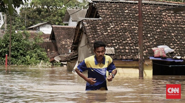 Sekitar 200 warga di Desa Teluk, Kecamatan Labuan, Pandeglang, Banten terpaksa mengungsi ke tempat aman setelah terendam banjir sejak Selasa dini hari.