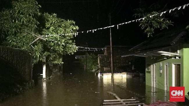 Sejumlah wilayah di Mojokerto, Jawa Timur, dilanda banjir akibat hujan deras pada Jumat (18/1) malam.