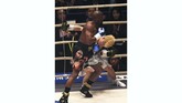 FOTO: Mayweather Kembali Tunjukkan Keperkasaan di Atas Ring Floyd Mayweather Jr. kembali menunjukkan kepiawaian bertinju dengan menyungkurkan Tenshin Nasukawa dalam pertarungan ekshibisi di Jepang, Senin (31/12).