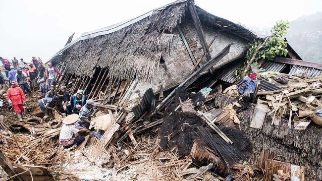 BNPB menyebut korban tewas akibat longsor di Sukabumi mencapai 15 orang, 20 orang lainnya masih dalam pencarian, dan 63 orang dinyatakan selamat.