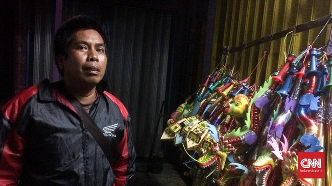 Omzet penjualan terompet yang dijual warga Pandeglang menurun drastis dibanding tahun lalu. Kondisi itu diperparah dengan tsunami yang menimpa wilayah itu.