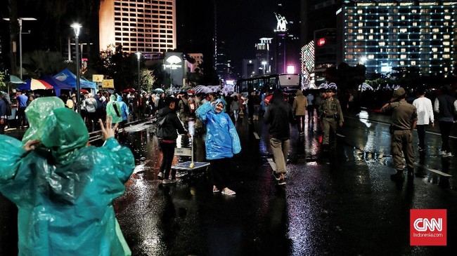 Sisa sampah perayaan malam pergantian tahun 2019 yang berhasil dikumpulkan Dinas Lingkungan Hidup DKI Jakarta capai 327 ton.