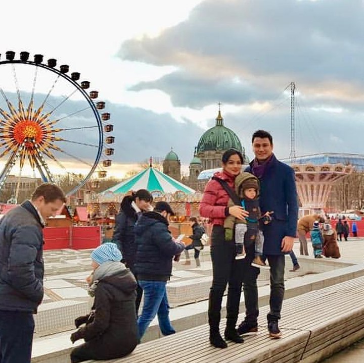 Sejak langit masih terang, Titi Kamal dan keluarga sudah menikmati suasana di Kota Berlin. (Foto: Instagram @titi_kamall)
