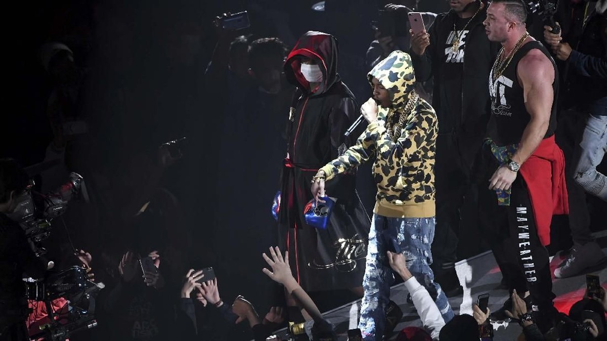 FOTO: Mayweather Kembali Tunjukkan Keperkasaan di Atas Ring