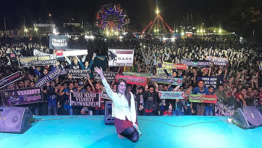Lantaran mengambil jon tahun baru, Via Vallen mengaku terpaksa menunda liburannya bersama keluarga.