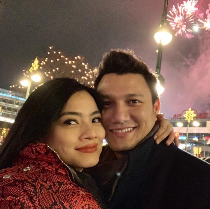Sejak tahun 99. Happy New Year 2019. Lengkap 20th tahun baruan bareng, begitu tulisan keterangan fotonya Bunda Titi. So sweet! (Foto: Instagram @titi_kamall)