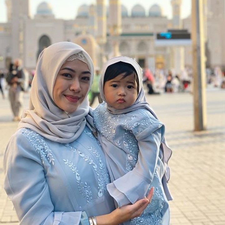 <p>Baby Gaia didandani pakai kerudung makin imut ya, Bun? Foto: Instagram @ruby_26)</p>