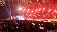 Meriahnya Kembang Api Malam Pergantian Tahun di Monas-Ancol Meriahnya Kembang Api Malam Pergantian Tahun di Monas-Ancol