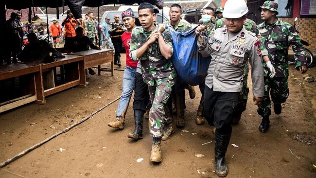 Tim DVI Polri disebut mengerahkan delapan personel dan sudah mengidentifikasi 11 jenazah korban tanah longsor di Sukabumi.