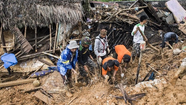 Menurut BNPB 40,90 juta penduduk itu tersebar di 274 kabupaten/kota yang berada di daerah bahaya sedang hingga tinggi dari longsor di Indonesia.