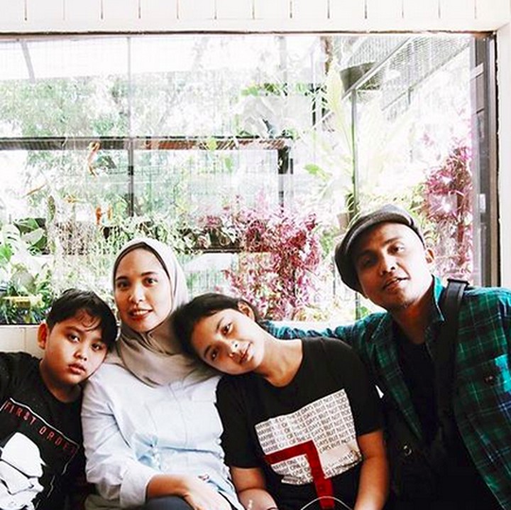 <p>Ivan "Slank" Kurniawan Arifin menikahi Putri Dewi Arianti pada 2004. Saat ini, mereka sudah dikaruniai dua buah hati. (Foto: Instagram/putri_ivan_k)</p>