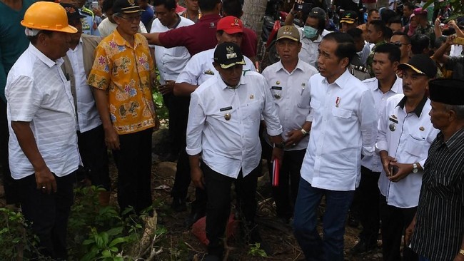 Presiden Joko Widodo menginstruksikan para menteri untuk menggawangi ekonomi RI dengan koordinasi erat di setiap sektor sampai akhir periode pemerintahan.