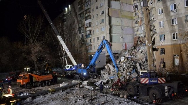 FOTO: Penyelamatan Korban Ledakan di Apartemen Rusia