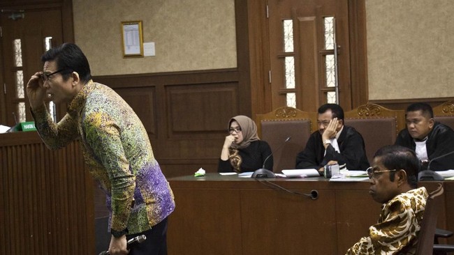 Samin Tan ditetapkan sebagai tersangka suap kepada mantan Wakil Ketua Komisi VII DPR Eni Maulani Saragih. Samin diduga memberikan uang Rp5 miliar kepada Eni.