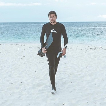 Unggah Foto Sama, Stuart Collin & Angela Gilsha Pacaran?