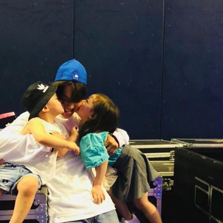 <p>Kim Jong-in yang dikenal dengan sapaan Kai adalah salah satu personel boyband Korsel terkenal Exo. Dia akrab banget lho, Bun, sama anak-anak. (Foto: Instagram/zkdlin)</p>