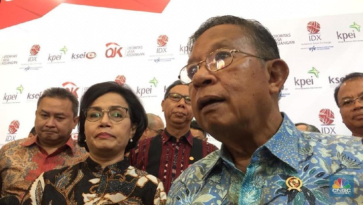Menteri Koordinator Bidang Perekonomian Darmin Nasution saat pembukaan perdagangan bursa efek BEI 2019 (CNBC Indonesia/Bernhart Farras) Menteri Koordinator Bidang Perekonomian Darmin Nasution saat pembukaan perdagangan BEI 2019 (CNBC Indonesia/Bernhart Farras)