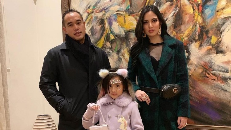 Putri pertama Nia Ramadhani dan Ardi Bakrie, Mikha, sedih karena sang papa tak bisa hadir di kompetisi yang diikuti. Sebuah surat pun ditulis Mikha untuk Ardi.