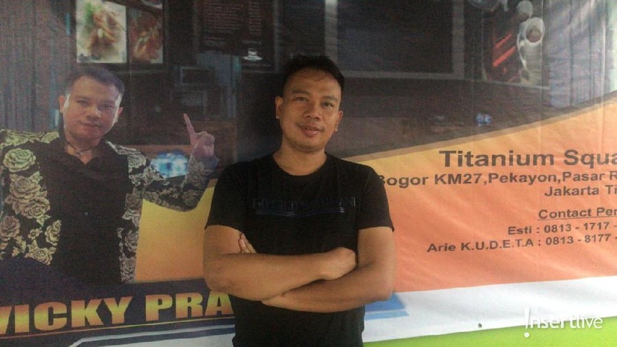 Vicky Prasetyo memadukan bahasa Vickynisasi pada menu-menu makanan di kafe terbarunya, Waroeng Kudeta.