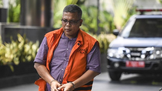 Pejabat Kementerian PUPR Anggiat Partunggul dituntut 8 tahun penjara dan denda sebesar Rp400 juta subsider 4 bulan kurungan terkait kasus korupsi proyek air.