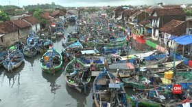 VIDEO: Gelombang Tinggi di Jepara, Nelayan Berhenti Melaut