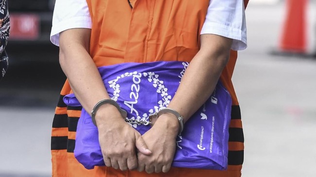 Kini Bupati Langkat, Sumatera Utara, Terbit Rencana Perangin Angin sudah menjadi tersangka dan ditahan oleh KPK selama 20 hari ke depan.