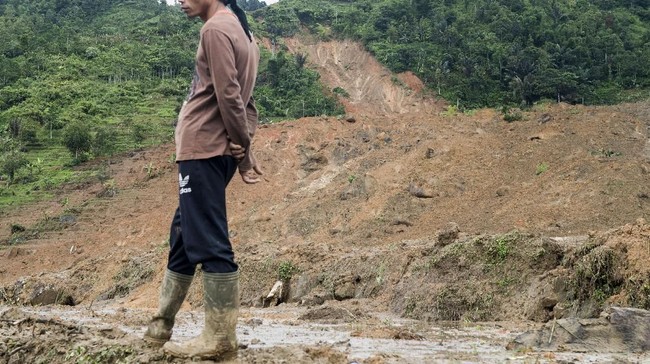 Ratusan orang atau puluhan KK yang berasal dari empat kampung di Desa Sirnasari, Sukabumi, mengungsi setelah Gunung Garu longsor, Senin (23/12).
