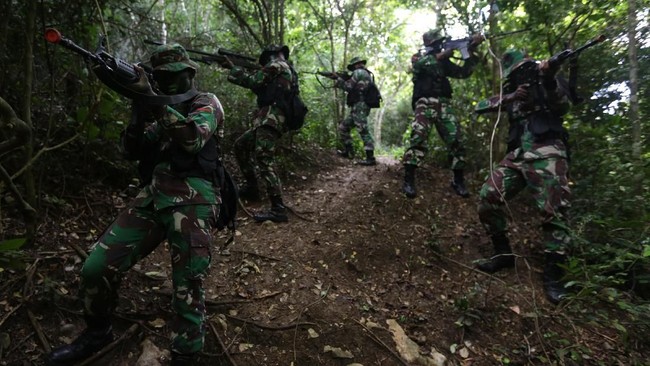 Ketua Komisi I DPR RI Abdul Kharis Almasyari menilai pasukan TNI masih diperlukan untuk menjaga proyek Trans Papua karena kondisi masih rawan di Nduga.