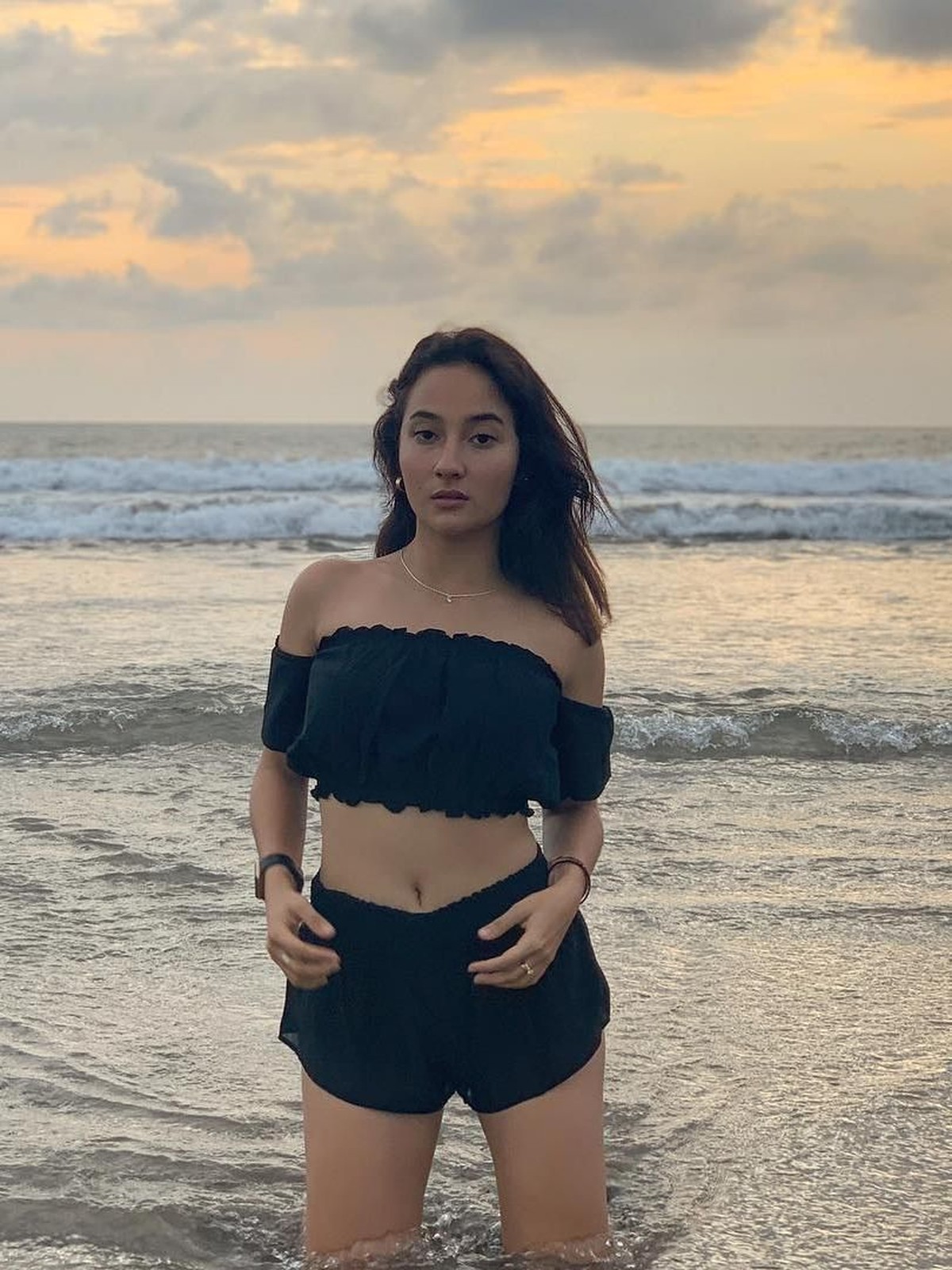 Diisukan menjalin kasih dengan komedian&comma; Sule&comma; berikut 6 potret seksi Naomi Zaskia&period;