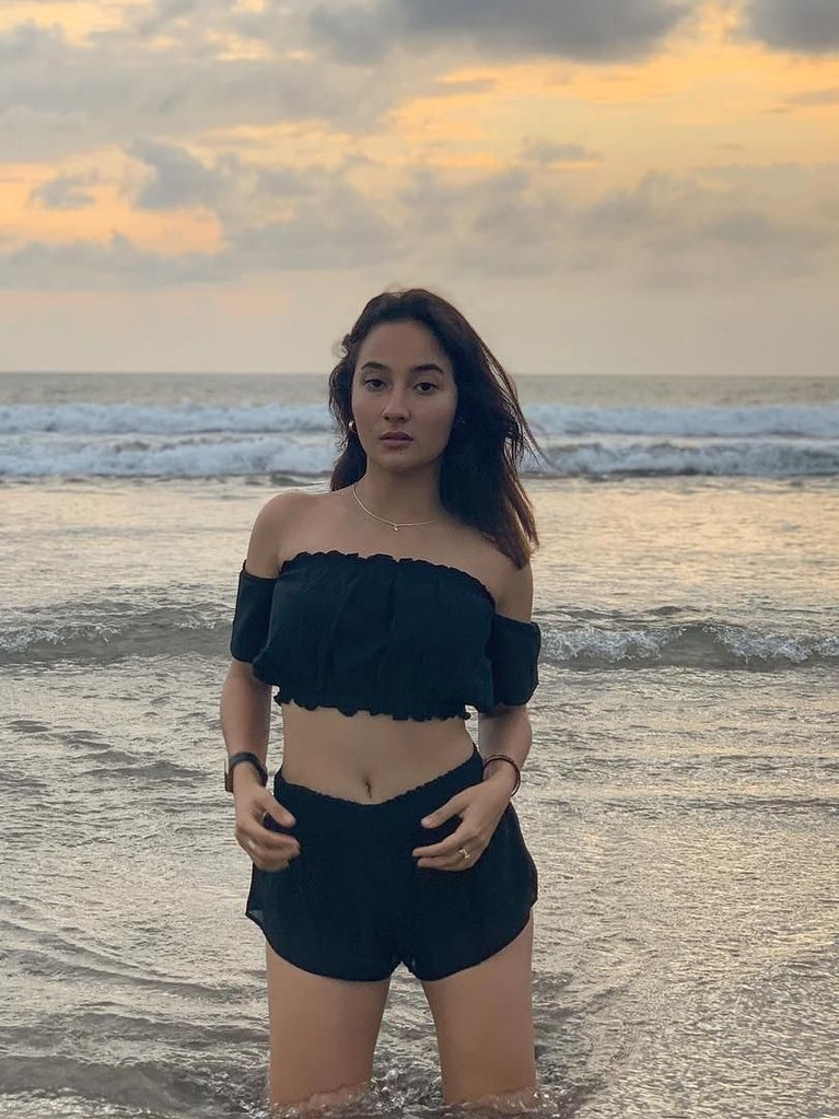 Diisukan Dekat dengan Sule, Intip 6 Foto Cantik Naomi Zaskia Diisukan menjalin kasih dengan komedian, Sule, berikut 6 potret seksi Naomi Zaskia.