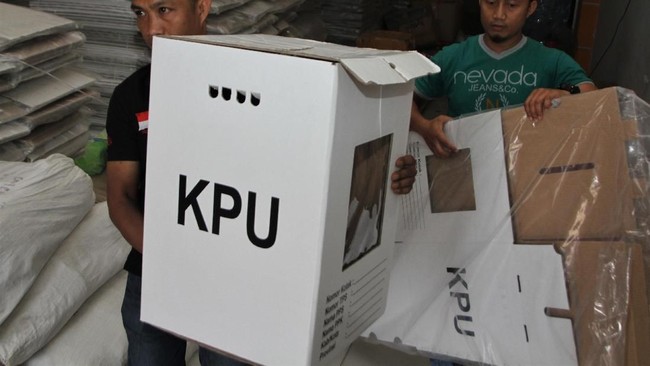 Bawaslu melakukan monitoring di gudang penyimpanan logistik Pemilu 2019. Dalam monitoring itu ditemukan kotak suara rusak di wilayah Depok dan Subang..