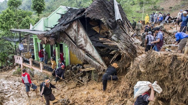 Seorang warga di Kelurahan Parakancanggah, Banjarnegara, Jawa Tengah, tewas dan dua lainnya luka berat akibat tanah longsor yang terjadi Sabtu (2/11) pagi.