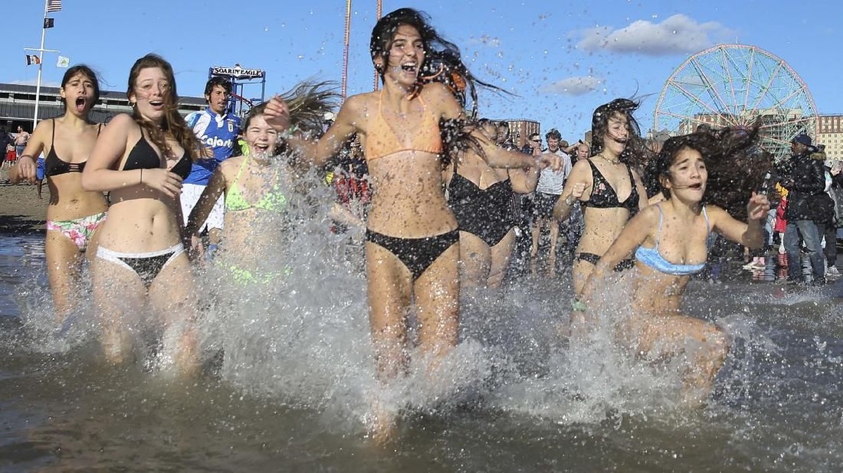FOTO: 'Ritual' Berendam di Awal Tahun