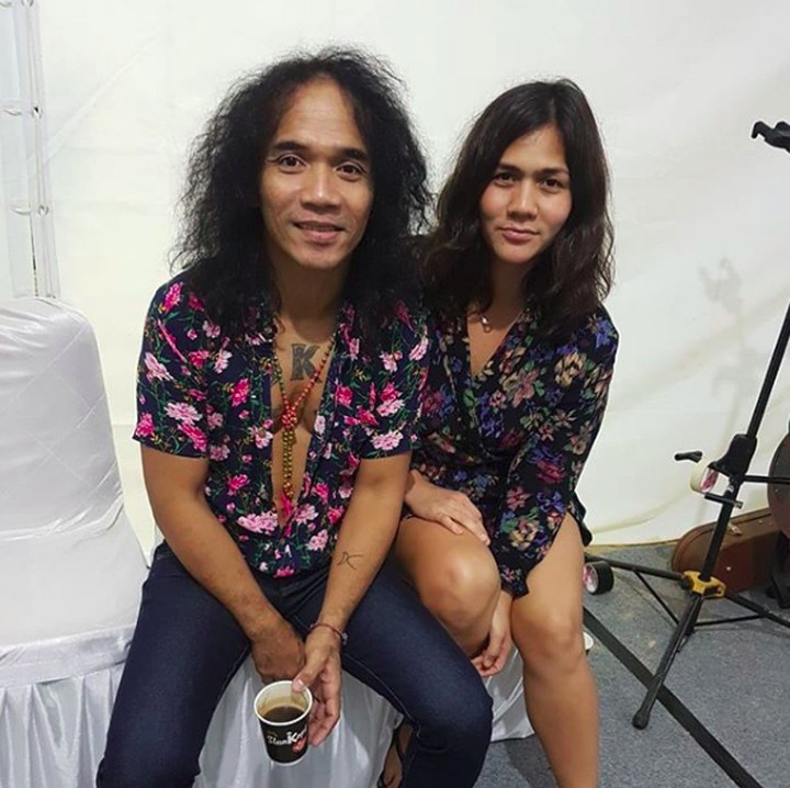 <p>Kaka 'Slank' mengakui di salah satu wawancara kalau dia boleh jadi seorang rocker di atas panggung. Namun, kalau sudah di rumah, dia adalah seorang bapak sejati. (Foto: Instagram/nataschaule)</p>
