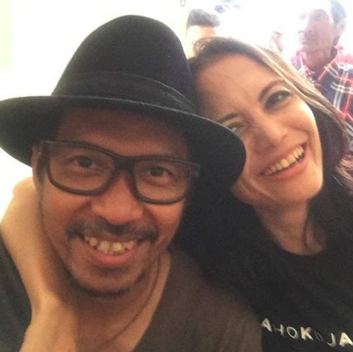 <p>Menikah 18 tahun, dan punya 3 anak, Ridho 'Slank' dan Ony masih seperti pacaran deh, Bun. (Foto: Instagram/seroja_hafiedz)</p>
