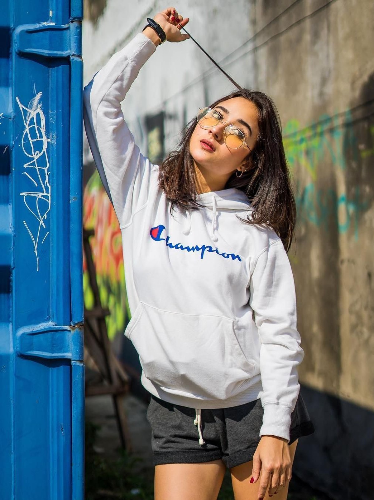 Diisukan menjalin kasih dengan komedian&comma; Sule&comma; berikut 6 potret seksi Naomi Zaskia&period;