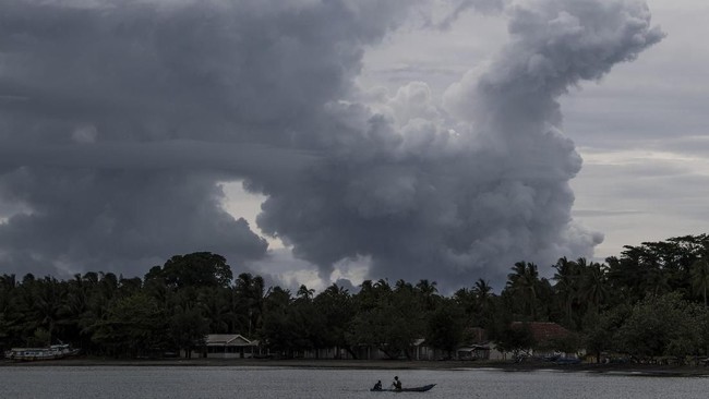 BNPB menyatakan status level Gunung Anak Krakatau tetap berada pada level II (waspada) meski sempat melontarkan kolom abu setinggi 657 meter.