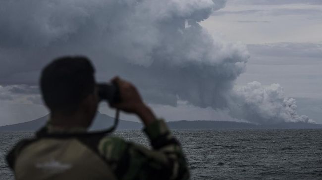 Pusat Vulkanologi dan Mitigasi Bencana Geologi (PVMBG) melaporkan bahwa Gunung Anak Krakatau, Lampung, kembali erupsi pada Kamis (5/1) dini hari.