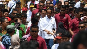Viral Video Jokowi Disambut Dua Jari Berujung Polemik