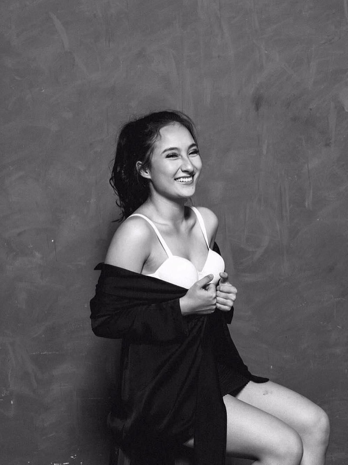 Diisukan menjalin kasih dengan komedian&comma; Sule&comma; berikut 6 potret seksi Naomi Zaskia&period;